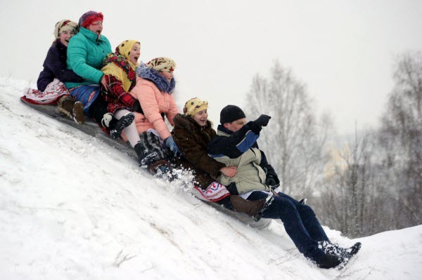Катание с горы на масленицу