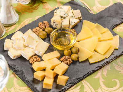 Мед и орехи как добавка к сыру