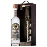 Водка Белуга Золотая линия 40% 0,75л п/уп кожа+стопки Водка Белуга Золотая линия 40% 0,75л п/уп кожа+стопки